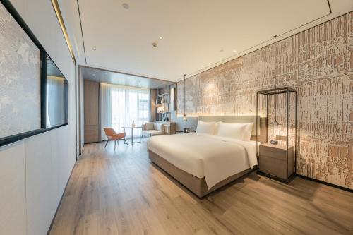 ein Hotelzimmer mit einem Bett und einem Tisch in der Unterkunft Yunheyebo Hotel - South Gate of Bell and Drum Tower in Xi'an