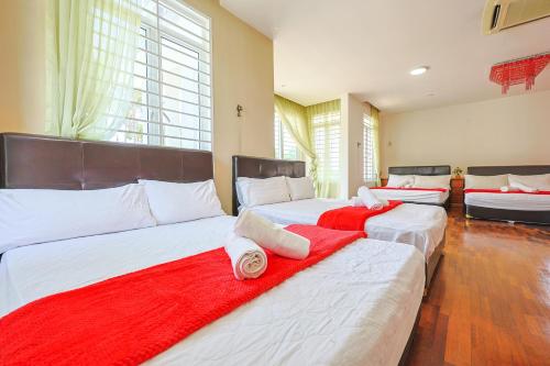 Katil atau katil-katil dalam bilik di Serene Pool Villa -Luxury Stay with Relaxing Vibes -Clover Home