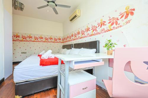 Katil atau katil-katil dalam bilik di Serene Pool Villa -Luxury Stay with Relaxing Vibes -Clover Home