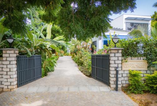Zahrada ubytování Coral Reef Villas - luxury 5 star villas each with private pool, Watamu