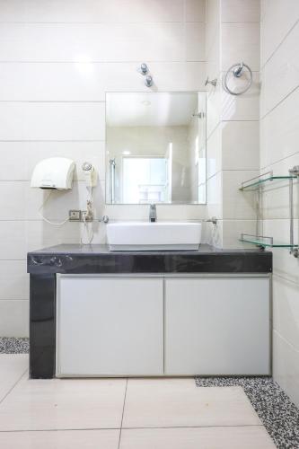 Bilik mandi di Serene Pool Villa -Luxury Stay with Relaxing Vibes -Clover Home