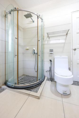 Bilik mandi di Serene Pool Villa -Luxury Stay with Relaxing Vibes -Clover Home