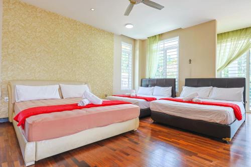 Katil atau katil-katil dalam bilik di Serene Pool Villa -Luxury Stay with Relaxing Vibes -Clover Home
