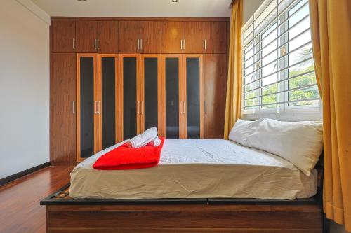 Katil atau katil-katil dalam bilik di Serene Pool Villa -Luxury Stay with Relaxing Vibes -Clover Home