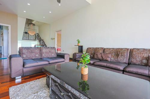 Ruang duduk di Serene Pool Villa -Luxury Stay with Relaxing Vibes -Clover Home