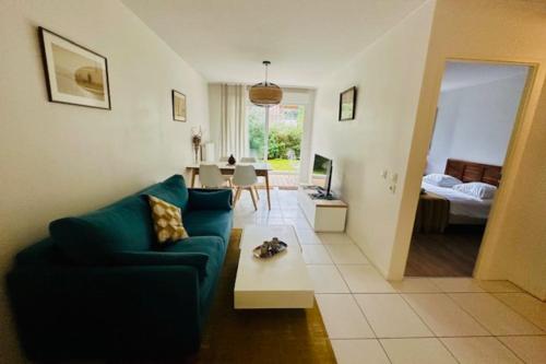 un salon avec un canapé et une table dans l'établissement Beautiful apartment - near the beach, à La Rochelle