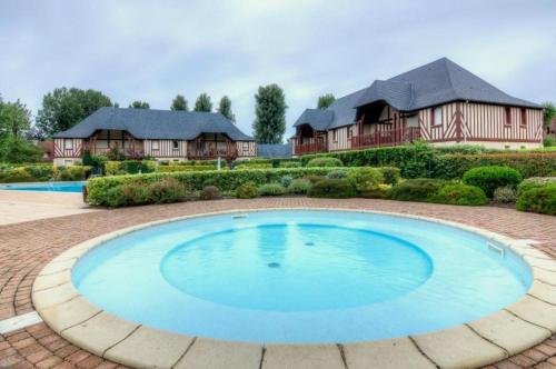 Πισίνα στο ή κοντά στο Bel appartement spacieux avec jardin et piscine