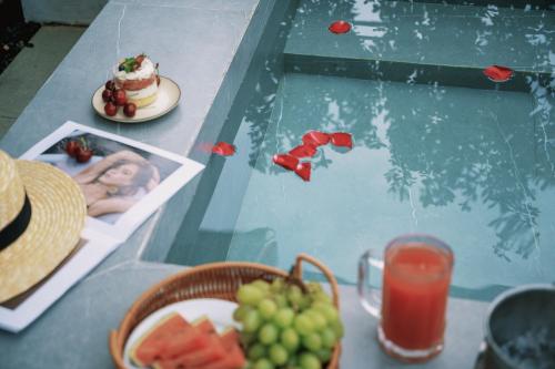 a table with a bowl of fruit and a picture of a woman at Z HOTEL- Qingchengshan in Dujiangyan