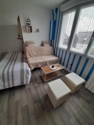 une chambre avec deux lits et une table dans l'établissement Appartement 2 pieces, à Jullouville
