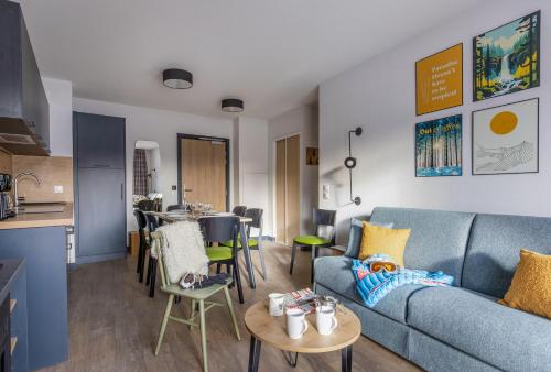 un salon avec un canapé et une table dans l'établissement Résidence Club MMV SERRE CHEVALIER Le Serra Neva, à La Salle Les Alpes