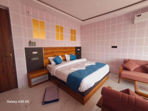 Postel nebo postele na pokoji v ubytování Hotel Surya Inn