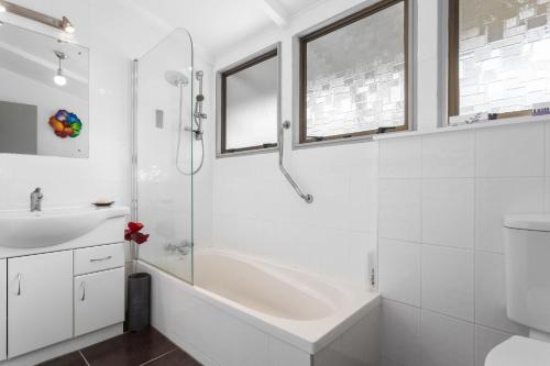 Ένα μπάνιο στο Glenhaven Hideaway - Ohope Beach Holiday Home