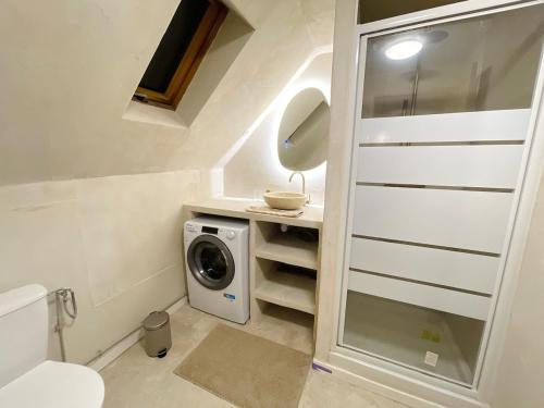 a bathroom with a washing machine and a washer and dryer at La Suite Beldi Crush, Cosy & Hypercenter in Beauvais