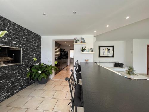 une grande cuisine avec un comptoir et un comptoir dans l'établissement Villa proche du centre-ville de Porto-vecchio et de ses plus belles plages, à Porto-Vecchio