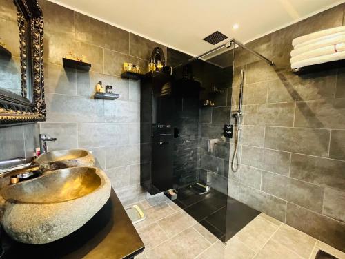 een badkamer met wastafel en douche bij Villa proche du centre-ville de Porto-vecchio et de ses plus belles plages in Porto-Vecchio