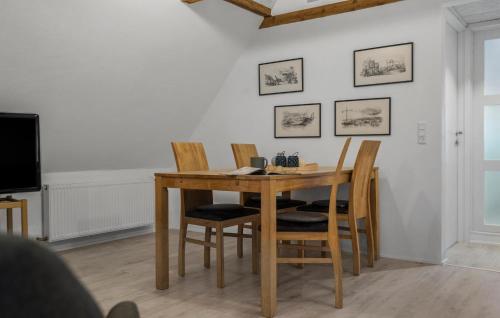 Televisyen dan/atau pusat hiburan di 2 Bedroom Gorgeous Apartment In Ulfborg
