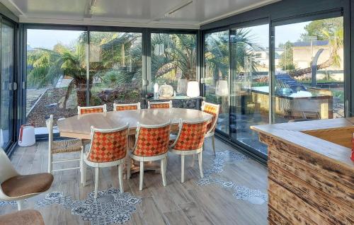 Ruang duduk di Amazing Home In Binic-Étables-Sur-Mer