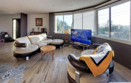 Ruang duduk di Amazing Home In Binic-Étables-Sur-Mer