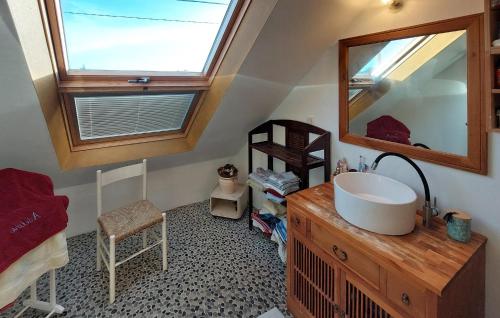 Ruang duduk di Amazing Home In Binic-Étables-Sur-Mer