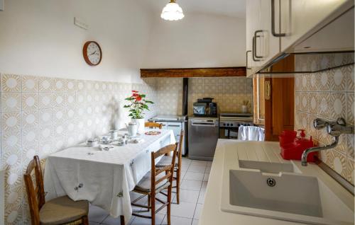 a kitchen with a table with chairs and a sink at Awesome Apartment In Il Ferrone in Mercatale Val Di Pesa