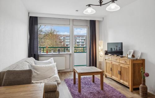 アンクラムにあるAmazing Apartment In Anklamのリビングルーム(ソファ、テレビ、窓付)