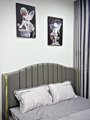 Gia Lâm PhoにあるSTUDIO 1BR, 1 giường Toà Ruby Vinhomes Ocean Parkの壁掛け三枚のベッド
