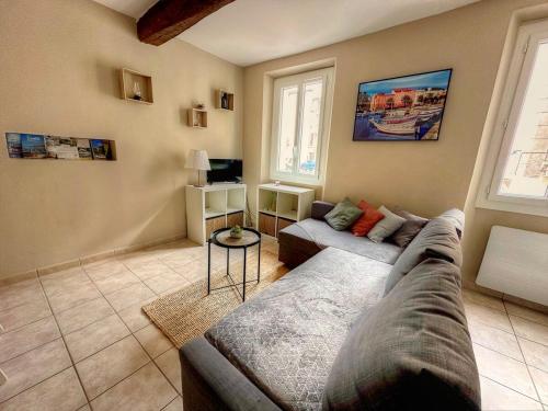 un salon avec un canapé et une table dans l'établissement Appart' au cœur du village, La Garde Freinet, à La Garde-Freinet