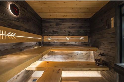 una sauna in legno con panchina al centro di Seaside apartment Albatross Home Resort Mēnesdārzs a Ķesterciems