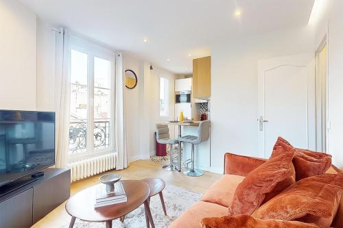 un salon avec un canapé et une table dans l'établissement F2 Trocadero, à Paris