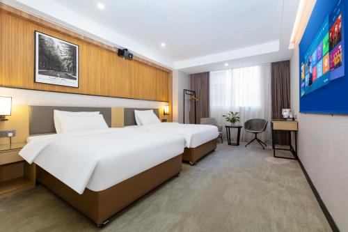 Una cama o camas en una habitación de The Best Time Hotel Pazhou-Free shuttle bus for canton fair