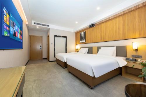 Una cama o camas en una habitación de The Best Time Hotel Pazhou-Free shuttle bus for canton fair