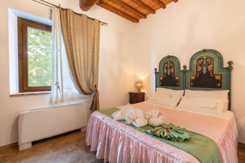 a bedroom with a bed with a large window at Agriturismo il Casato Mag-il Vaglio in Pienza