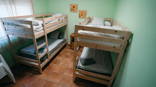 2 letti a castello posti in una stanza con un muro di Casa rural en Casas de Moya 'Casa del Pino Gori' a Casas de Moya
