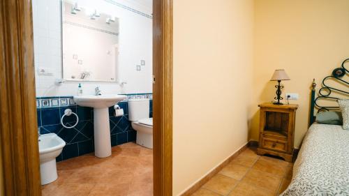 un bagno con un lavandino, un water e un lavandino di Casa rural en Casas de Moya 'Casa del Pino Gori' a Casas de Moya