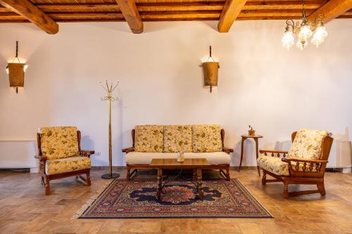 a living room with two chairs and a table at Agriturismo il Casato Mag-il Giogo in Pienza