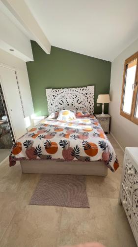 une chambre avec un lit avec une couette dessus dans l'établissement Bergerie de la Calabro, à La Valette-du-Var