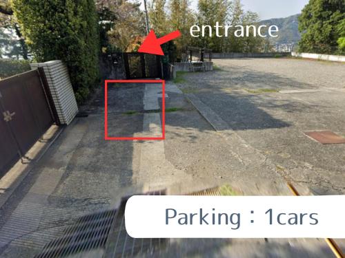 an image of an empty parking lot with a red arrow at Suite Villa Atami Momoyama in Atami