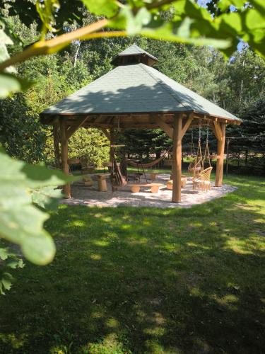 Κήπος έξω από το Apartamenty Gajówka- rowery, plac zabaw, sauna, jacuzzi