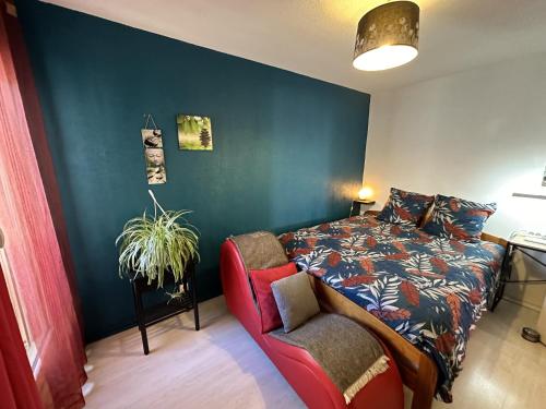 une chambre avec un lit et une chaise dedans dans l'établissement Meublé Les Dômes du Parc 6ème, à Clermont-Ferrand