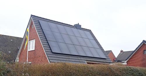 a building with a lot of glass panels on it at Nordsee-Ferienwohnung Halligland in Bredstedt