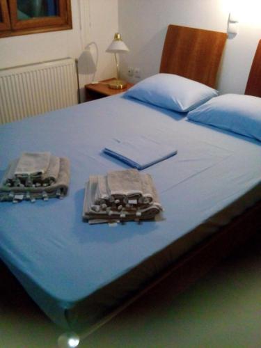 a bed with two towels on top of it at Ferienhaus Simos In Paleokastro in Edipsos