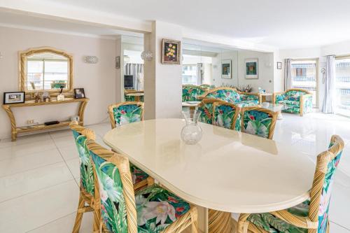 une salle à manger avec une table et des chaises blanches dans l'établissement 4 Pieces BALCON PROCHE MARTINEZ A3B130, à Cannes