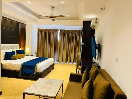 Postel nebo postele na pokoji v ubytování Negombo Ocean Breeze Luxury Studio by Serendib Vacation