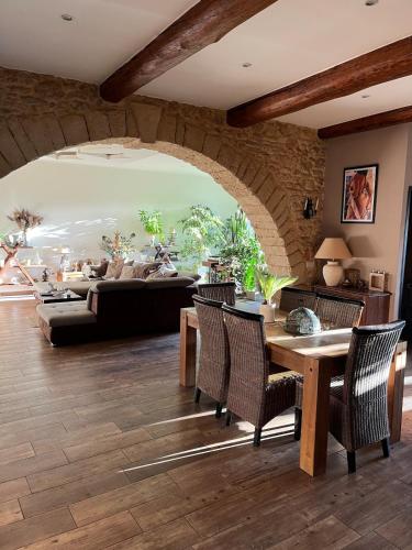 un salon avec une table, des chaises et un canapé dans l'établissement MAS de PUJOL, à Saint-Pargoire