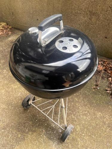 a black grill sitting on a stand on the ground at Rental villa Gontaya in Takamori