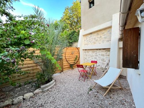 un patio avec des chaises et une table et une clôture dans l'établissement Le Jardinet - Small garden in town, à Montpellier