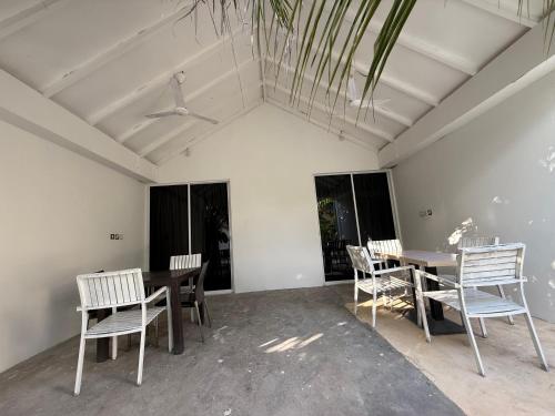 Travel Lodge by Rashuthere