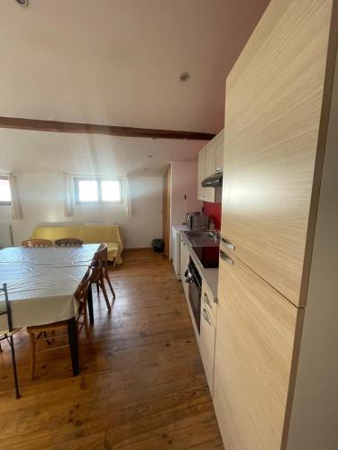 une cuisine et une salle à manger avec une table et des chaises dans l'établissement joli T3 au coeur de lourdes, à Lourdes
