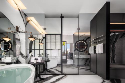a bathroom with a tub and a sink at 重庆Indition英迪逊酒店江北嘴金融城店 in Chongqing