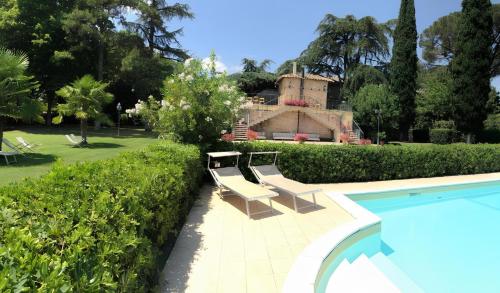 Bazén v ubytování Relais Parco Dei Cavalieri Assisi nebo v jeho okolí